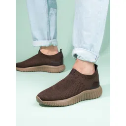 The Raodster Lifestyle Co Men Round Toe Sneakers