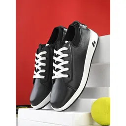 The Roadster Lifestyle Co. Men Black Textured Lightweight Comfort Contrast Sole Sneakers