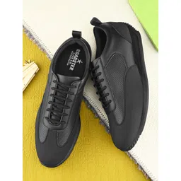 The Roadster Lifestyle Co Men Casual Jogger Sneakers