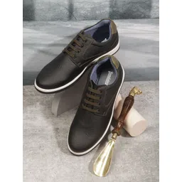 The Roadster Lifestyle Co Men Casual Sneakers