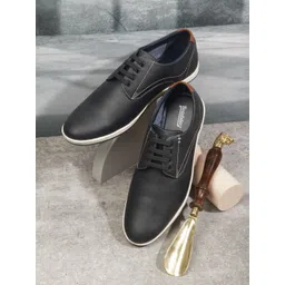 The Roadster Lifestyle Co Men Casual Sneakers