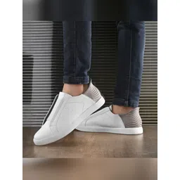 The Roadster Lifestyle Co Men Casual Sneakers
