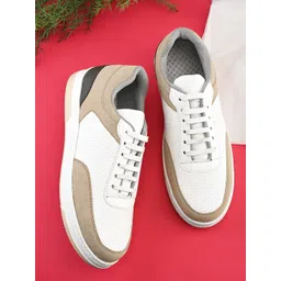 The Roadster Lifestyle Co Men Colourblocked Lightweight Lace Up Casual Sneakers