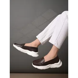 The Roadster Lifestyle Co Women Light Weighted Casual Sneakers