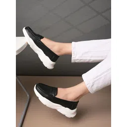 The Roadster Lifestyle Co Women Solid Lightweight Round Toe Sneaker