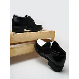 THE WHITE POLE Women Round Toe Lightweight Heeled Sneakers