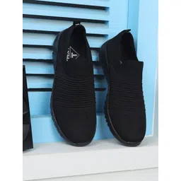 TPENT Men Textured Slip-On Sneakers