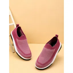 TPENT Women Textured Slip-On Sneakers