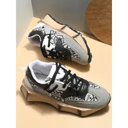 Vellinto Men Colourblocked Lightweight Sneakers