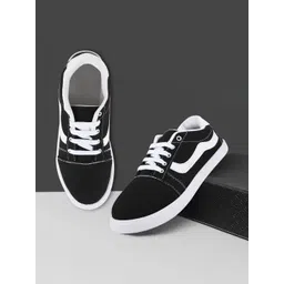 VRINO Men Colourblocked Sneakers