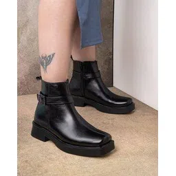 Women Ankle-Length Boots with Buckle Fastening 