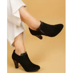 Women Ankle-Length Boots with Zip-Closure