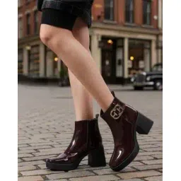 Women Ankle-Length Boots with Zip-Closure