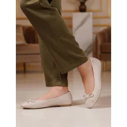 Women's Classic Women's Ballet Flat with Delicate Bow Detail Casuals For Women
