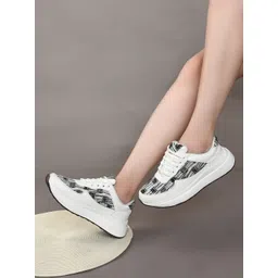 XE Looks Women Printed Round Toe Memory Foam Lightweight Sneakers