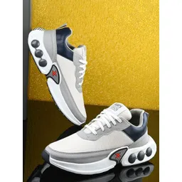 XTOON Men Lightweight Colourblocked Sneakers
