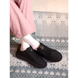 YOHO Women Blinc Hands Free Sneakers