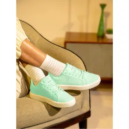 YOHO Women Blinc Hands Free Sneakers